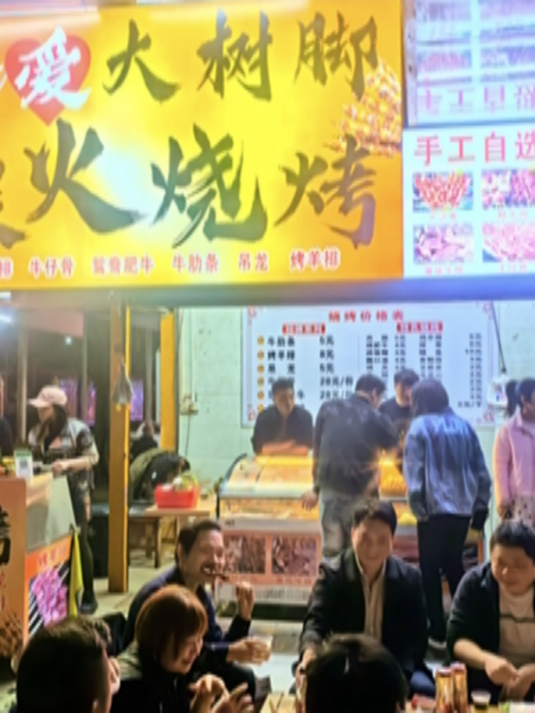 友爱大树脚公车站旁烧烤店一20平+50平铺面+30平外摆