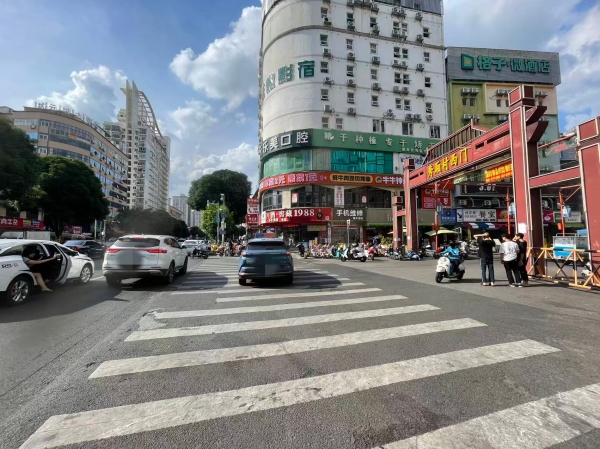 房东直租：西乡塘区秀灵路秀隆商业街450平空铺招租