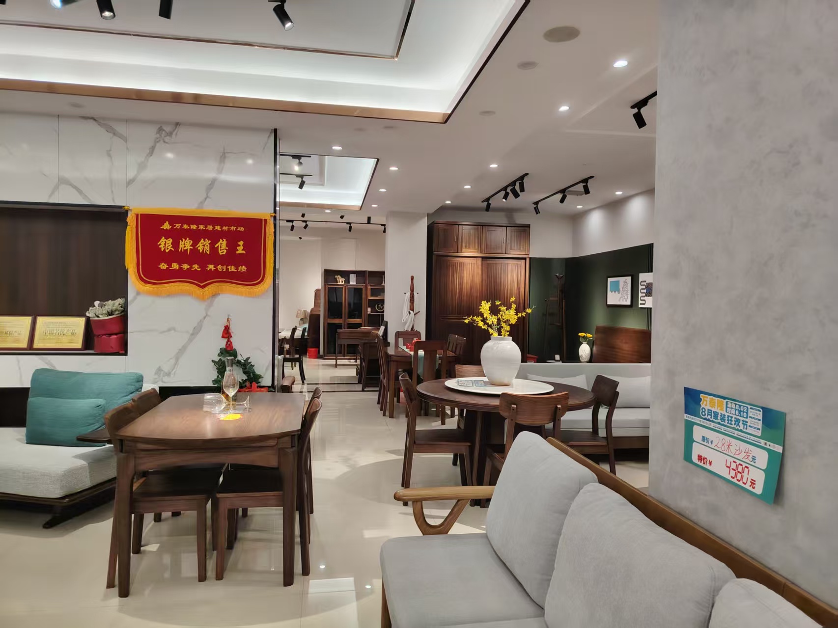 江南区万泰隆家居建材市场400平旺铺成品家具店转让