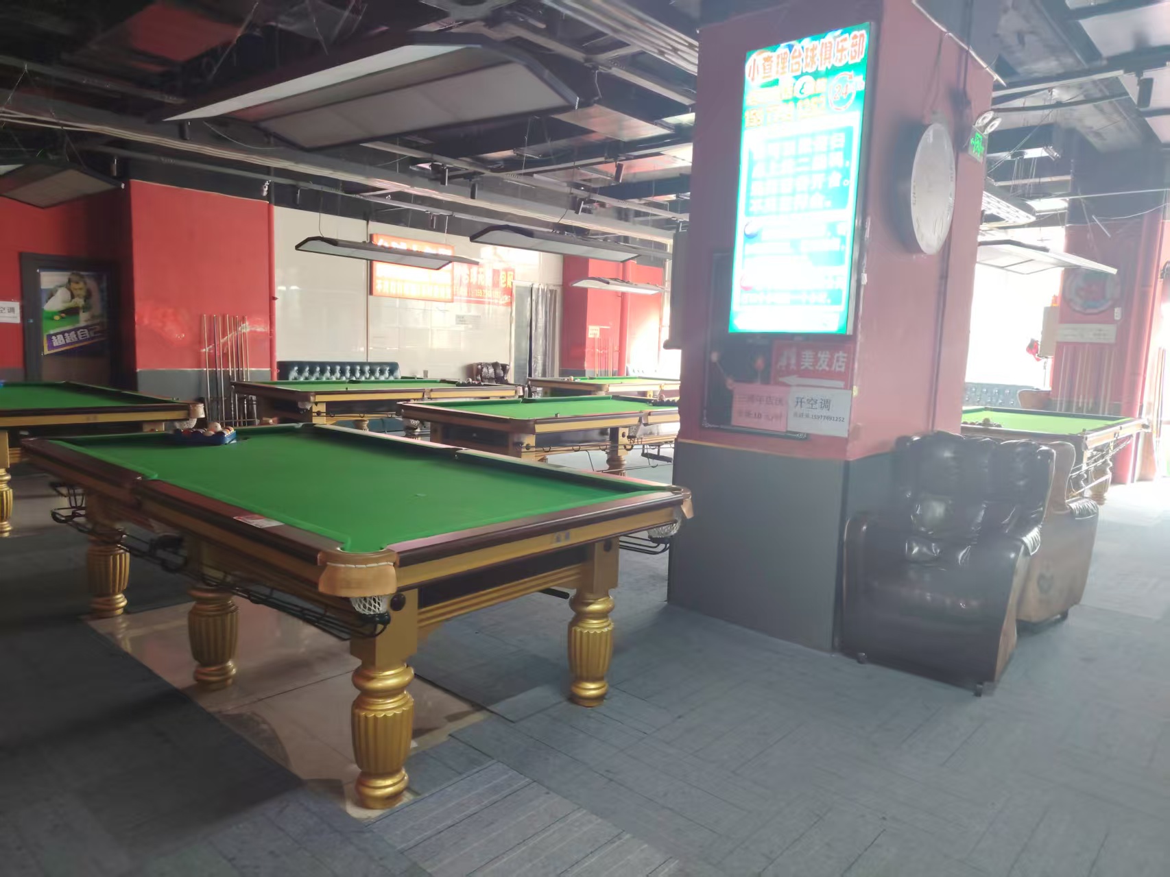 西乡塘区鹏飞路地铁A出口傍边二楼450平台球俱乐部转让