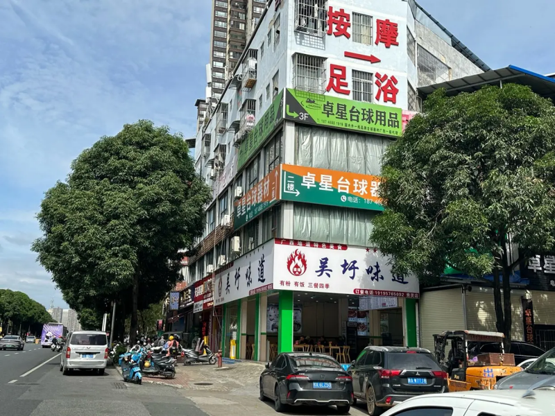 西乡塘区衡阳秀灵路180平临街餐馆转让