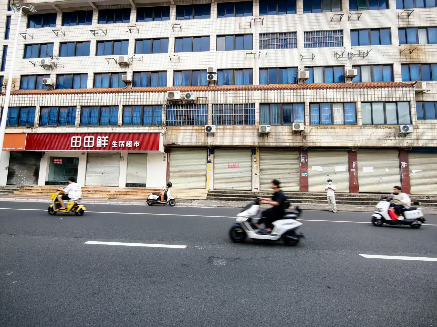 西乡塘区友爱北路友爱立交桥南附近25一150平铺面招租