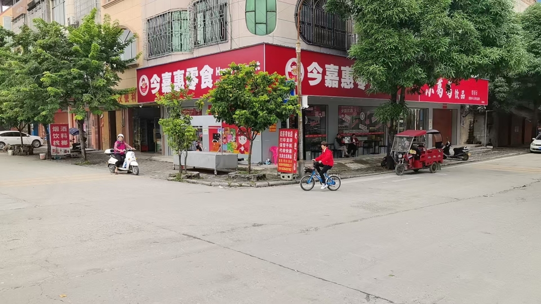 南宁市宾阳县三所学校旁边130平零食奶茶店  零食铺面转让