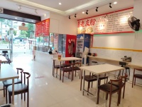 西乡塘区北大路龙腾路口71平临街餐饮旺铺带外摆车位转让